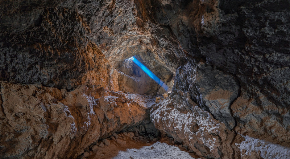 Francja: Grupa uczestników badania wyszła z jaskini po 40 dniach bez kontaktu ze światem zewnętrznym