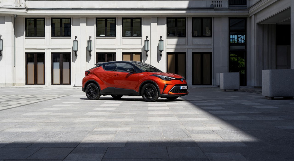 Toyota zrównuje koszty hybryd i wersji benzynowych