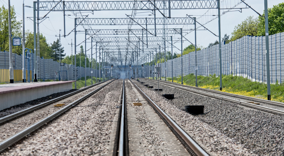 Ministerstwo Infrastruktury czeka z kolejowymi przetargami na gwarancje MF