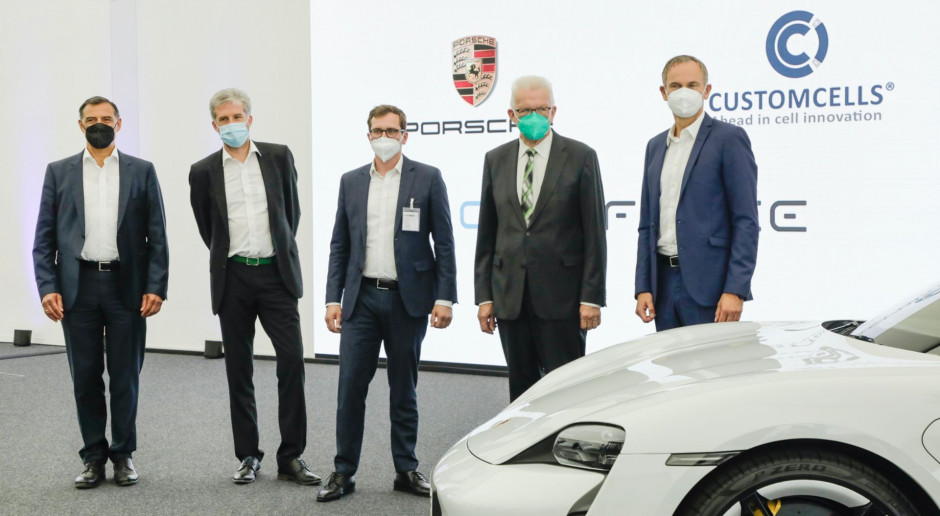 Porsche inwestuje w produkcję wysokowydajnych akumulatorów