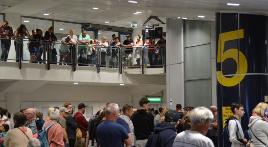 Chaos i kolejki na lotniskach. Wszystko przez... paszporty covidowe