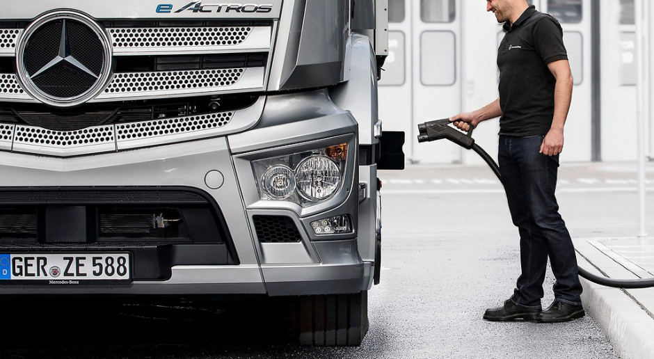 Firmy ciężarówkowe dają pół miliarda euro na stacje ładowania