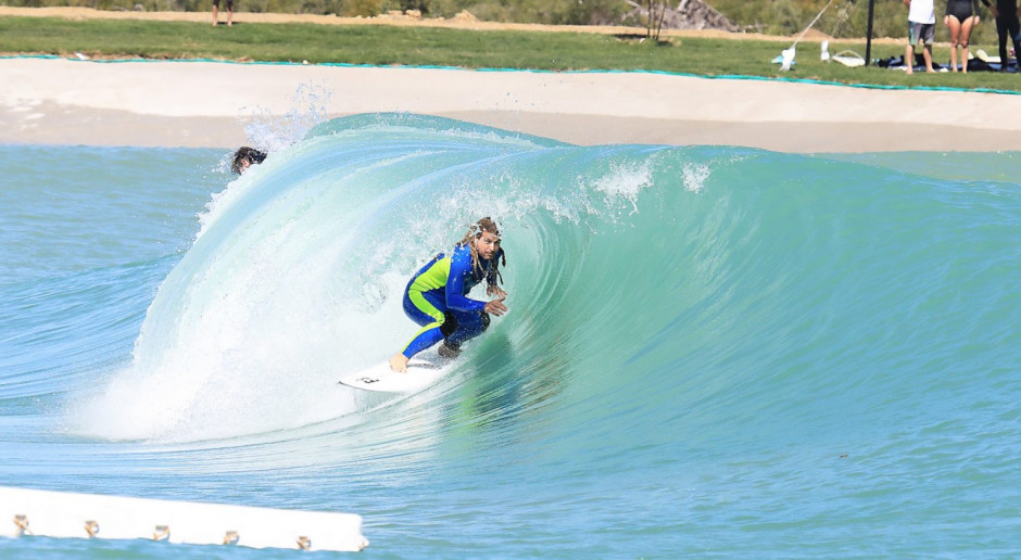 Rosnąca popularność surfingu napędza zyski firmom