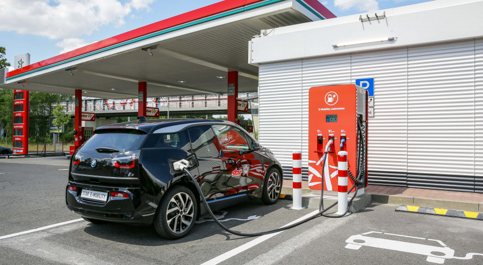 Eksperci: potrzebna jest rozbudowa infrastruktury ładowania pojazdów elektrycznych