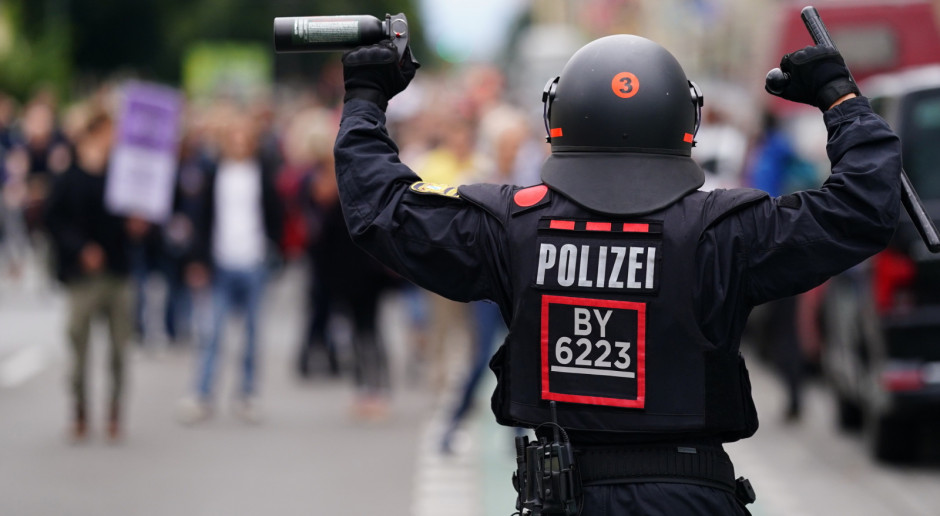 Niemcy: Liczne zatrzymania w Berlinie w drugim dniu protestów przeciw ograniczeniom pandemicznym