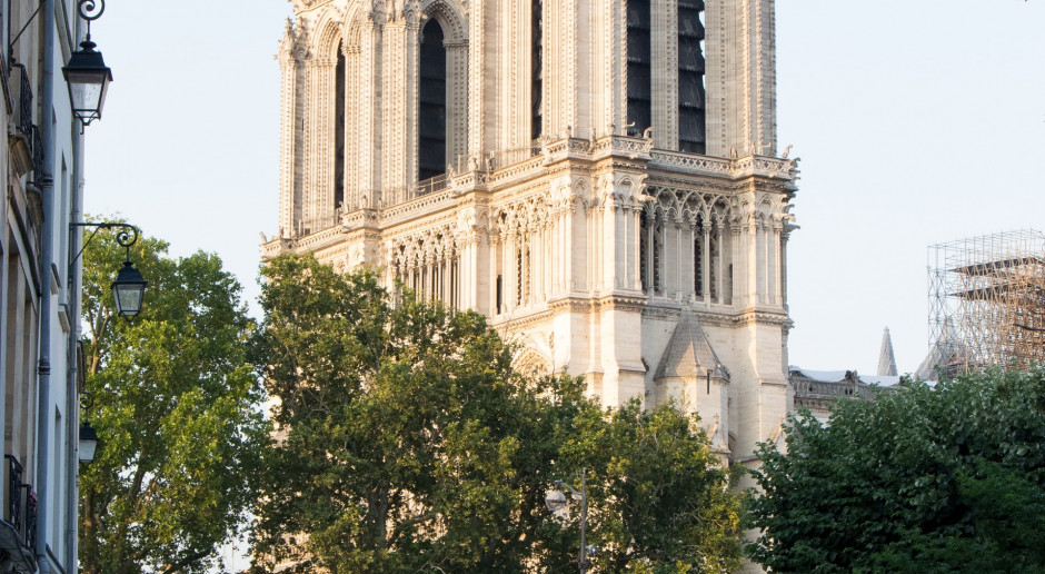Francja: Tłumy zwiedzających w "wiosce rzemieślników" odbudowujących Notre Dame