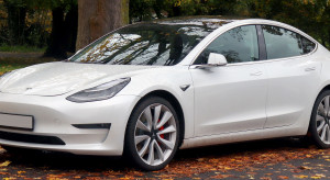 Samochody Peugeot 208 i 2008 oraz Tesla Model S i Model 3 muszą trafić pilnie do przeglądu