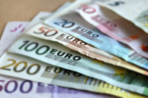 Oszczędności w walutach lepiej trzymać w skarpecie niż w polskich bankach