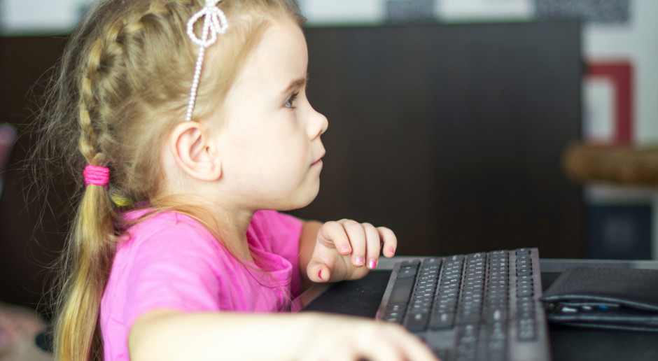 Węgry: Badanie: Dzieci coraz wcześniej zaczynają korzystać z internetu