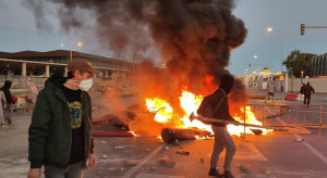 Płonące barykady podczas strajku hutników w Hiszpanii