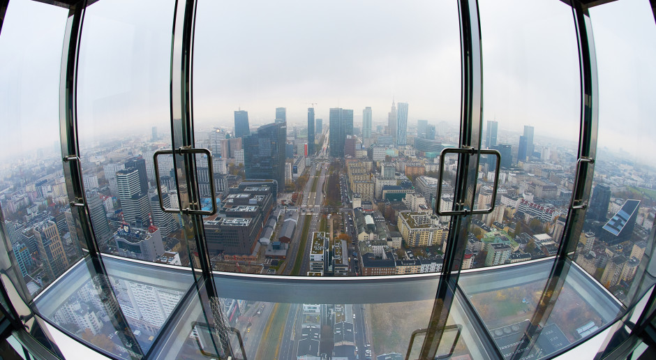 Warszawa zyskała ruchomy taras widokowy na 46. piętrze. Wrażenia są ekstremalne