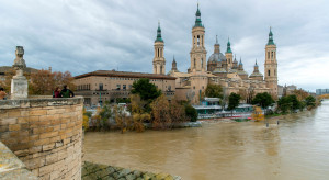 Hiszpania: Wojsko walczy z powodzią