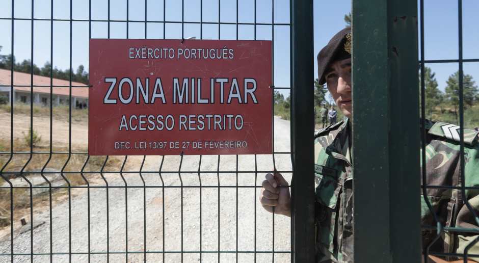 Kary więzienia dla złodziei broni z bazy wojskowej w Portugalii
