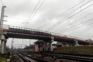 Powstała główna konstrukcja wiaduktu na linii kolejowej Warszawa-Katowice