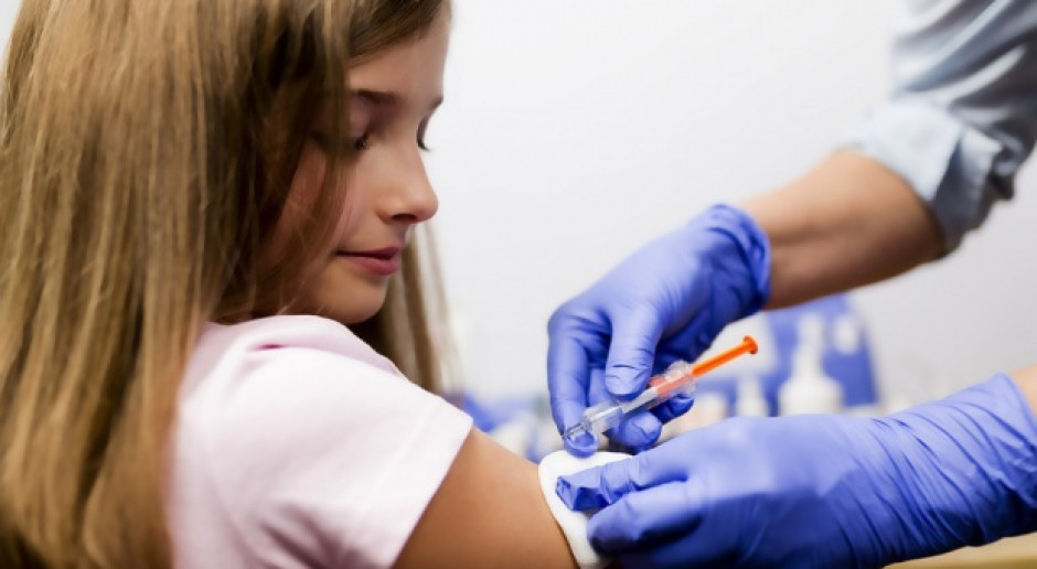 Andrusiewicz: liczymy, że na przełomie stycznia i lutego ruszą szczepienia trzecią dawką dla dzieci 12-17 lat