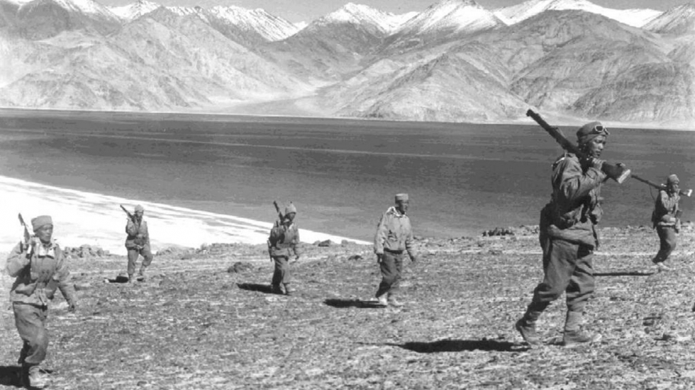Indyjscy żołnierze na patrolu podczas wojny na granicy chińsko-indyjskiej w 1962 roku. (fot. public domain)