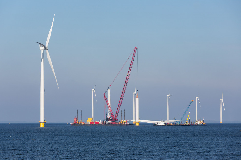 Inwestycje w odnawialne źródła energii - m.in. w generację wiatrową na morzu - to perspektywa lat. Problemy z bilansem energii możemy mieć już zimą. (fot. Shutterstock)