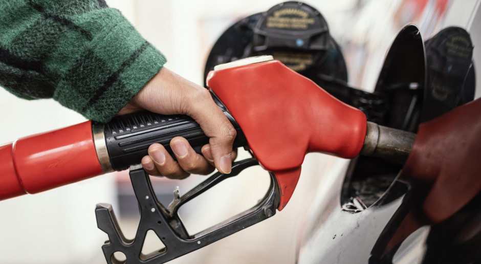 Niepewność na rynkach surowcowych może znów podnieść ceny paliw