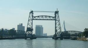 Rotterdam zdemontuje most, by mógł przepłynąć jacht Bezosa