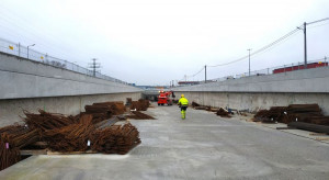 Dojrzewa beton do budowy jezdni w tunelu pod Świną