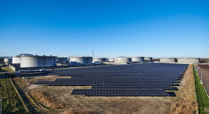 Koncern naftowo-gazowy uruchomił elektrownię z dwustronnymi panelami i systemem śledzenia słońca