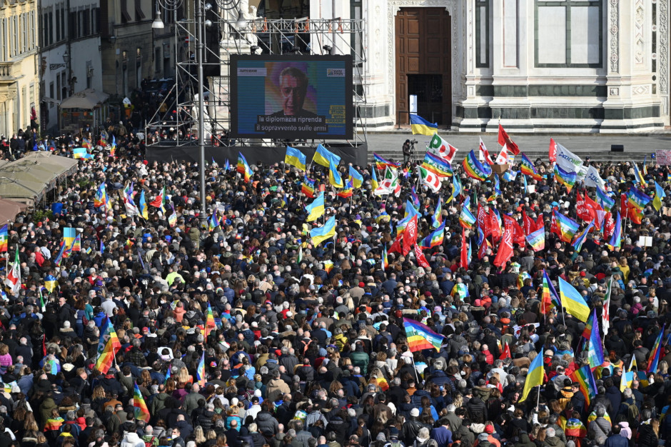 Italia: a Firenze in migliaia protestano contro la guerra in Ucraina.  Collegato con Zelensky