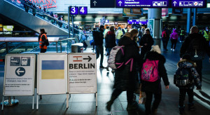 Uchodźcy dostają wiadomości o wyjazdach pociągów do Niemiec