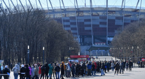 Warszawa: Uchodźcy czekają w kolejce do punktu nadawania numerów PESEL