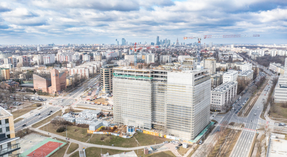 Nowy biurowiec w Warszawie prawie gotowy. Jest symboliczna wiecha