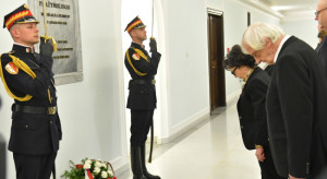 Marszałek Sejmu złożyła kwiaty przed tablicami upamiętniającymi ofiary katastrofy smoleńskiej