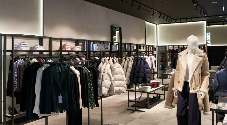 Modowe sklepy stacjonarne wracają do łask. Polska firma prezentuje świetne wyniki