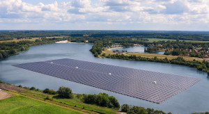 Niemcy uruchamiają pływającą elektrownię słoneczną na sztucznym jeziorze