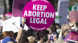 Firmy pomogą pracownicom ominąć zakaz aborcji