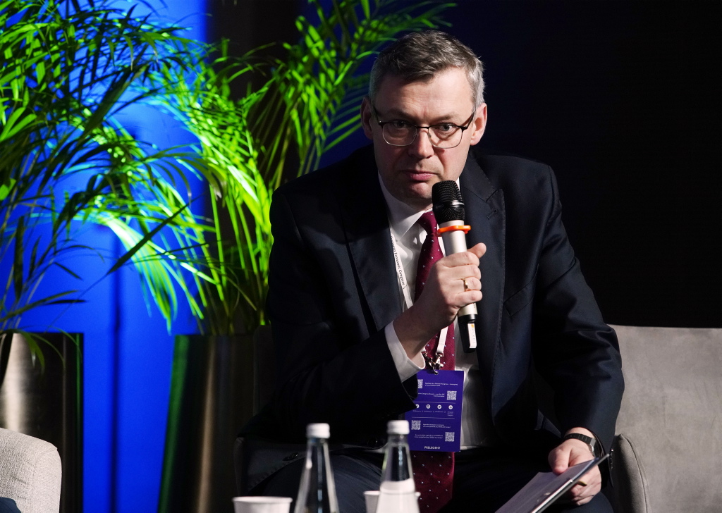 Prowadzący sesję dziennikarz Rzeczpospolitej Marcin Piasecki. (fot. PTWP)