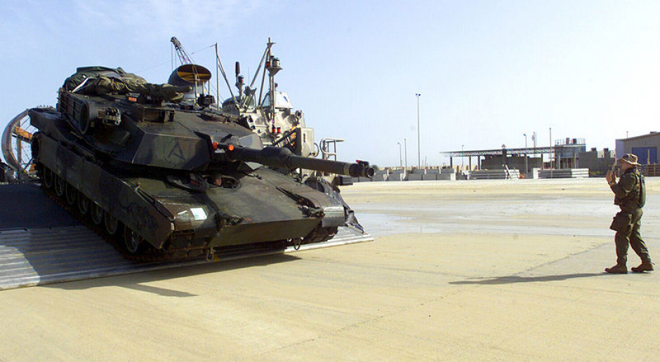 Wyładunek Abramsa z poduszkowca, fot. US Navy/Angel Roman Otero