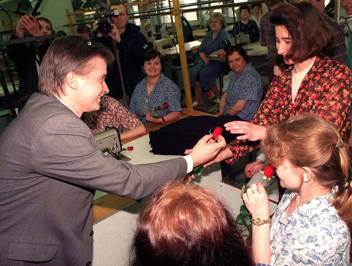 Ówczesny premier Włodzimierz Cimoszewicz w trakcie spotkania z pracownikami Zakładów Odzieżowych "Próchnik" w Łodzi w 1996 roku (fot. PAP/CAF CEZARY PECOLD)