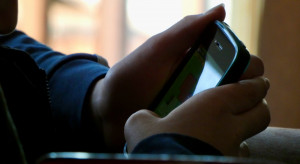 Zbadał skalę problematycznego używania smartfona wśród młodzieży