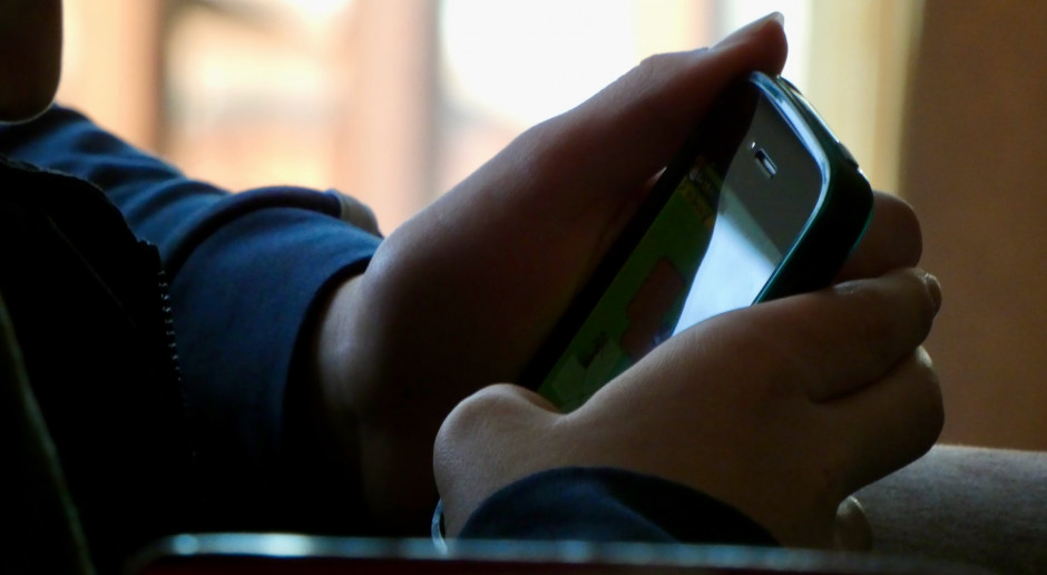 Naukowiec z UJ zbadał skalę problematycznego używania smartfona wśród młodzieży