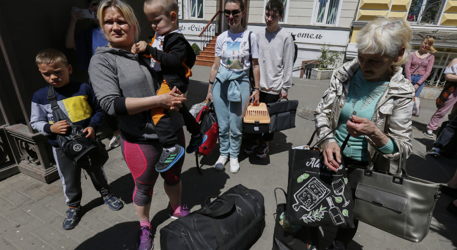 Ukraina: Zatrzymany przez Rosjan konwój ewakuacyjny z Mariupola po trzech dniach ruszył w dalszą drogę