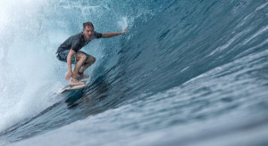 Ten surfer pobił rekord świata, sunąc po gigantycznej fali. Teraz nawiązał współpracę z Porsche