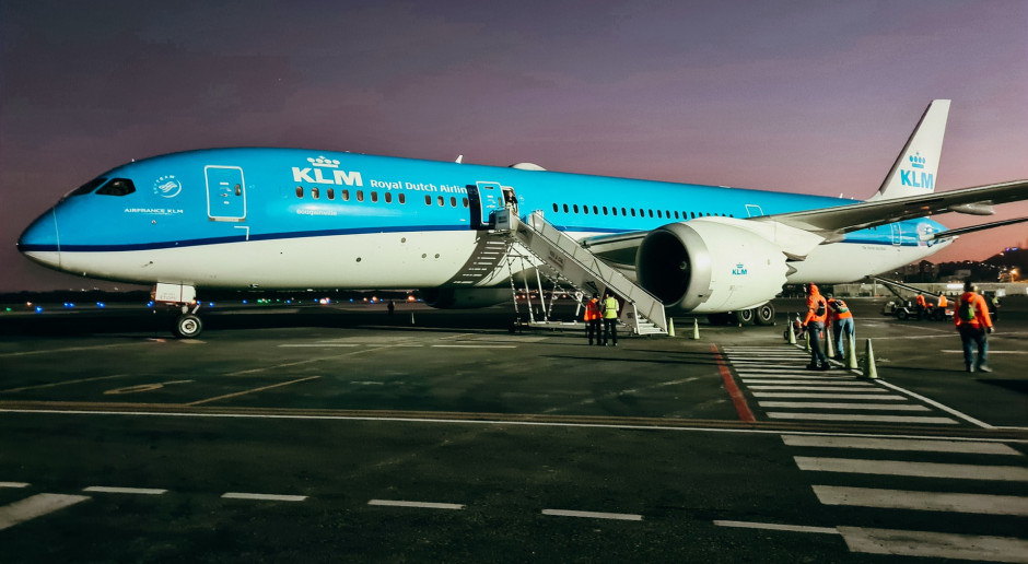 Holandia: KLM zawiesił wiele lotów do Amsterdamu, obwinia chaos na Schiphol. Utrudnienia dla tysięcy pasażerów