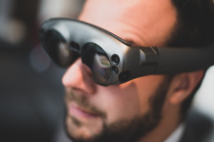 W ramach wdrażania technologii AR w firmach przemysłowych tworzone są rozwiązania z wykorzystaniem tabletów i okularów holograficznych