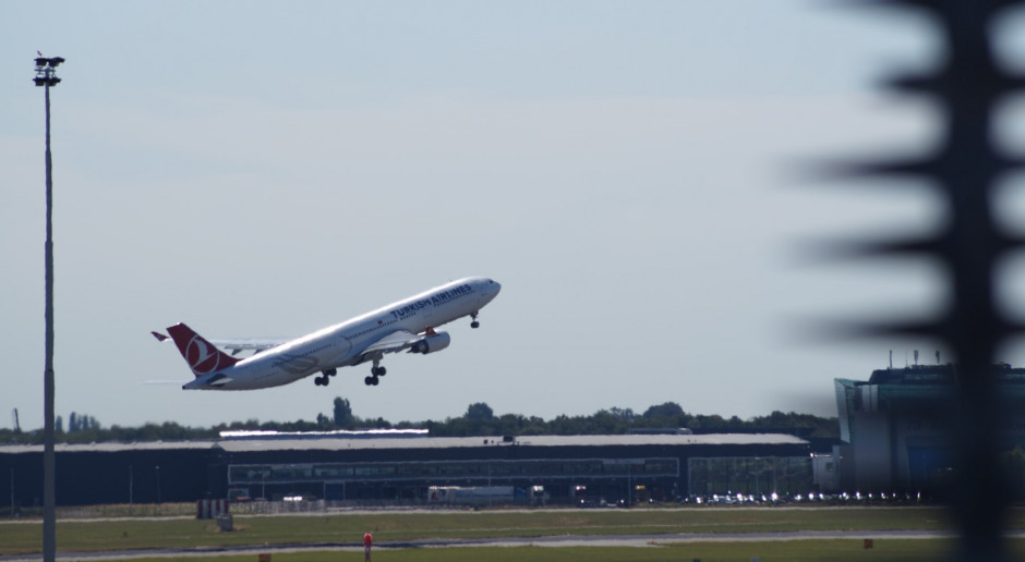Holandia: Przez problemy kadrowe lotnisko Schiphol odwoła latem tysiące lotów