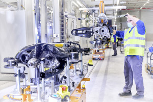 Po gigantycznej awarii fabryki Volkswagena ruszyły. Ale to nie koniec problemów