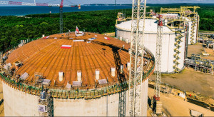 Nowy zbiornik gazoportu zwieńczony 1000-tonowym dachem