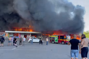 Zabici i ranni po rosyjskim ataku na centrum handlowe w Krzemieńczuku. W środku było ponad 1 tys. osób