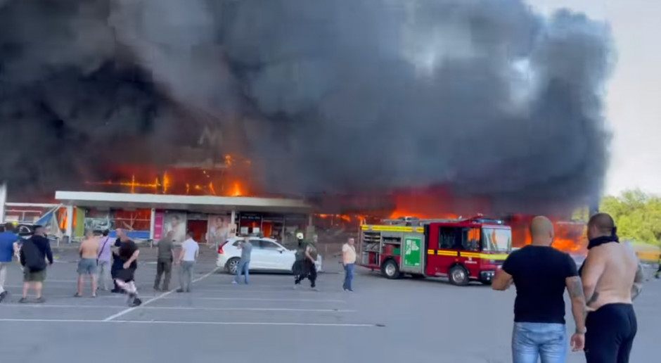 Zabici i ranni po rosyjskim ataku na centrum handlowe w Krzemieńczuku. W środku było ponad 1 tys. osób