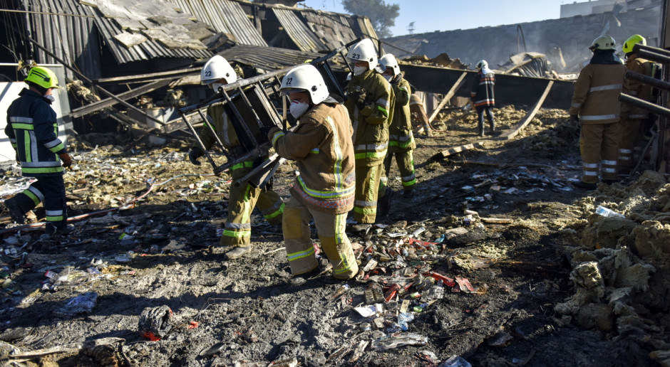 Ukraina: oczyszczono połowę zniszczonego centrum handlowego, 36 osób zaginionych