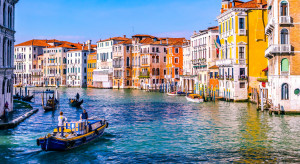 Wenecja: Wycieczkowiec na redzie, turyści łodziami dotarli do miasta