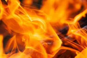 Dobę trwa gaszenie pożaru zakładu przetwórstwa tworzyw sztucznych